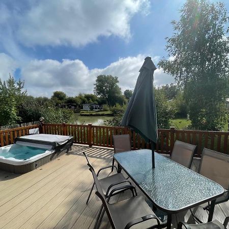 Luxury Lakeside Lodge L1 With Hot Tub Situated At Tattershall Lakes Country Park 外观 照片