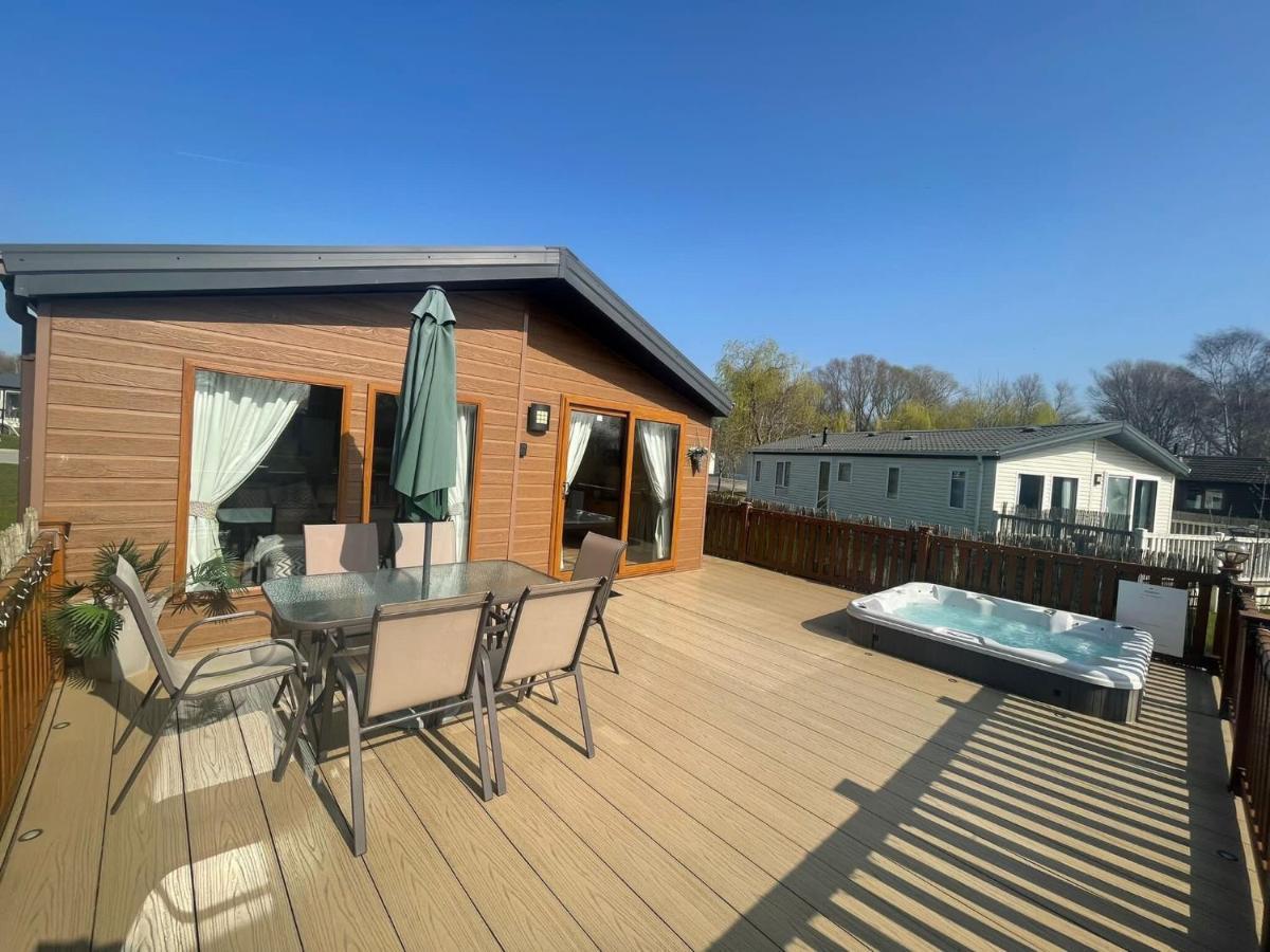 Luxury Lakeside Lodge L1 With Hot Tub Situated At Tattershall Lakes Country Park 外观 照片