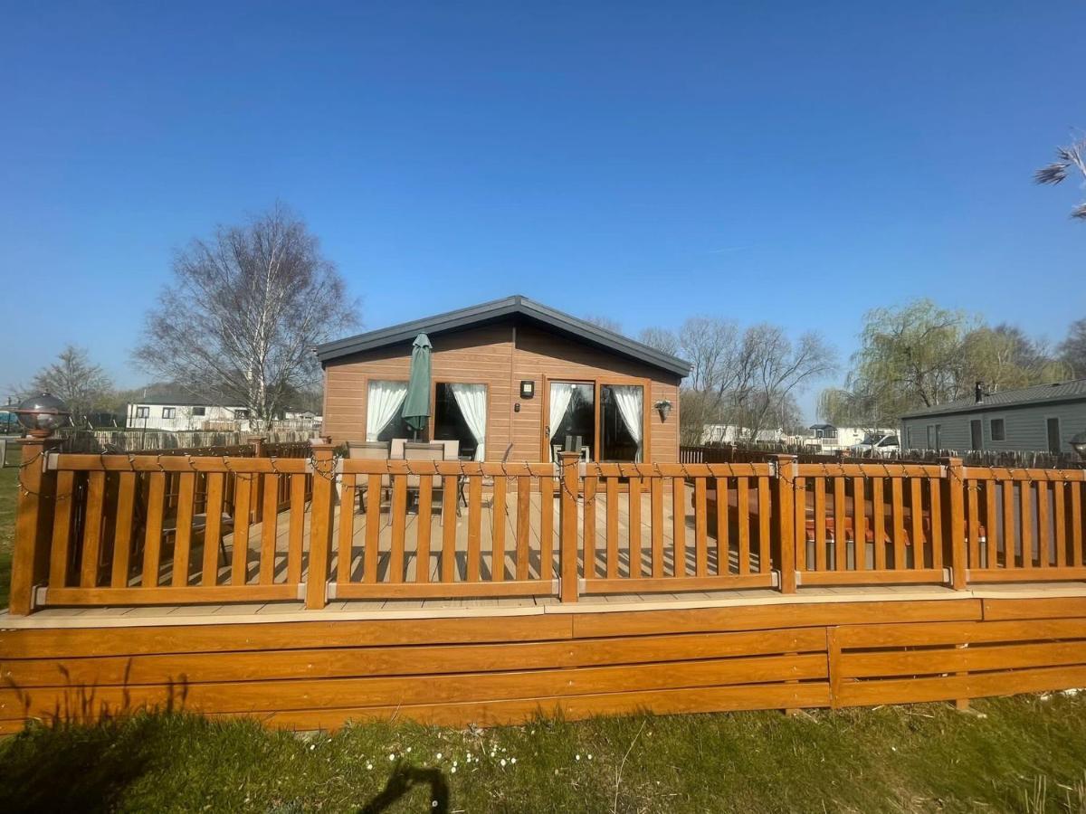 Luxury Lakeside Lodge L1 With Hot Tub Situated At Tattershall Lakes Country Park 外观 照片