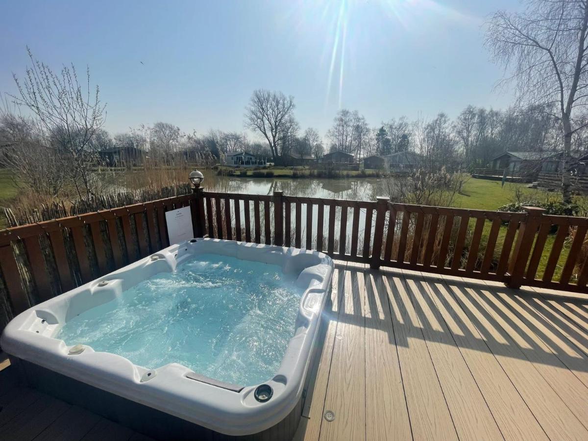 Luxury Lakeside Lodge L1 With Hot Tub Situated At Tattershall Lakes Country Park 外观 照片