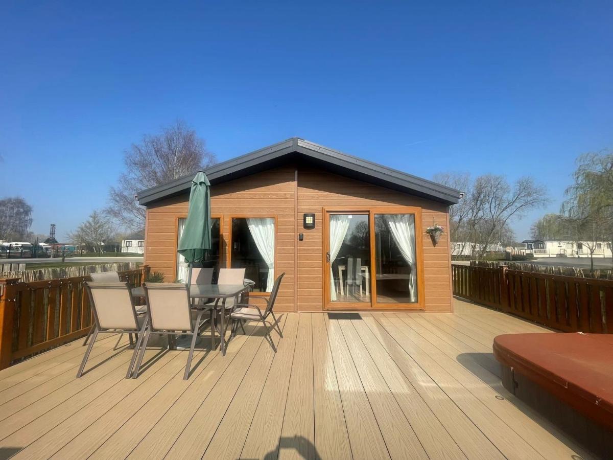 Luxury Lakeside Lodge L1 With Hot Tub Situated At Tattershall Lakes Country Park 外观 照片