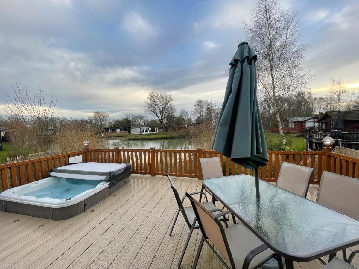 Luxury Lakeside Lodge L1 With Hot Tub Situated At Tattershall Lakes Country Park 外观 照片