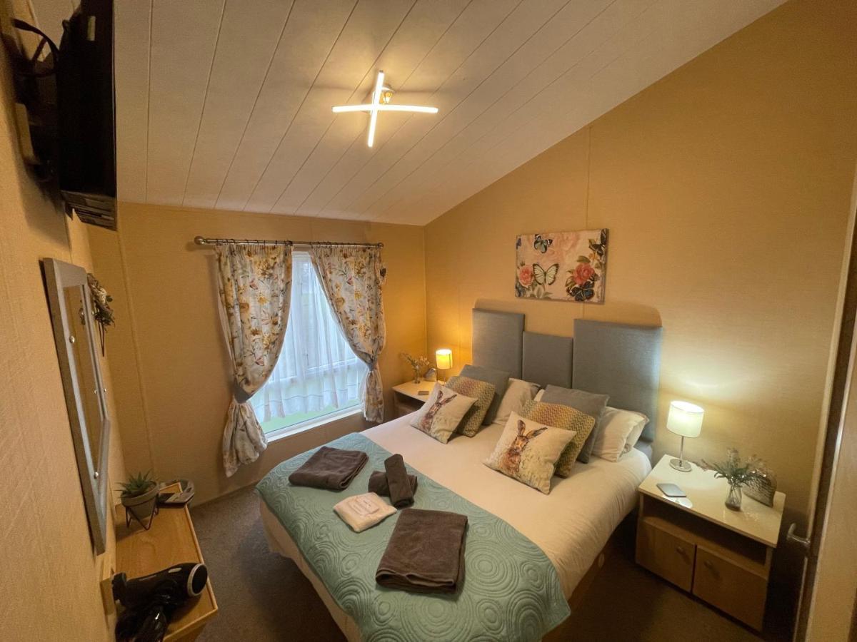 Luxury Lakeside Lodge L1 With Hot Tub Situated At Tattershall Lakes Country Park 外观 照片