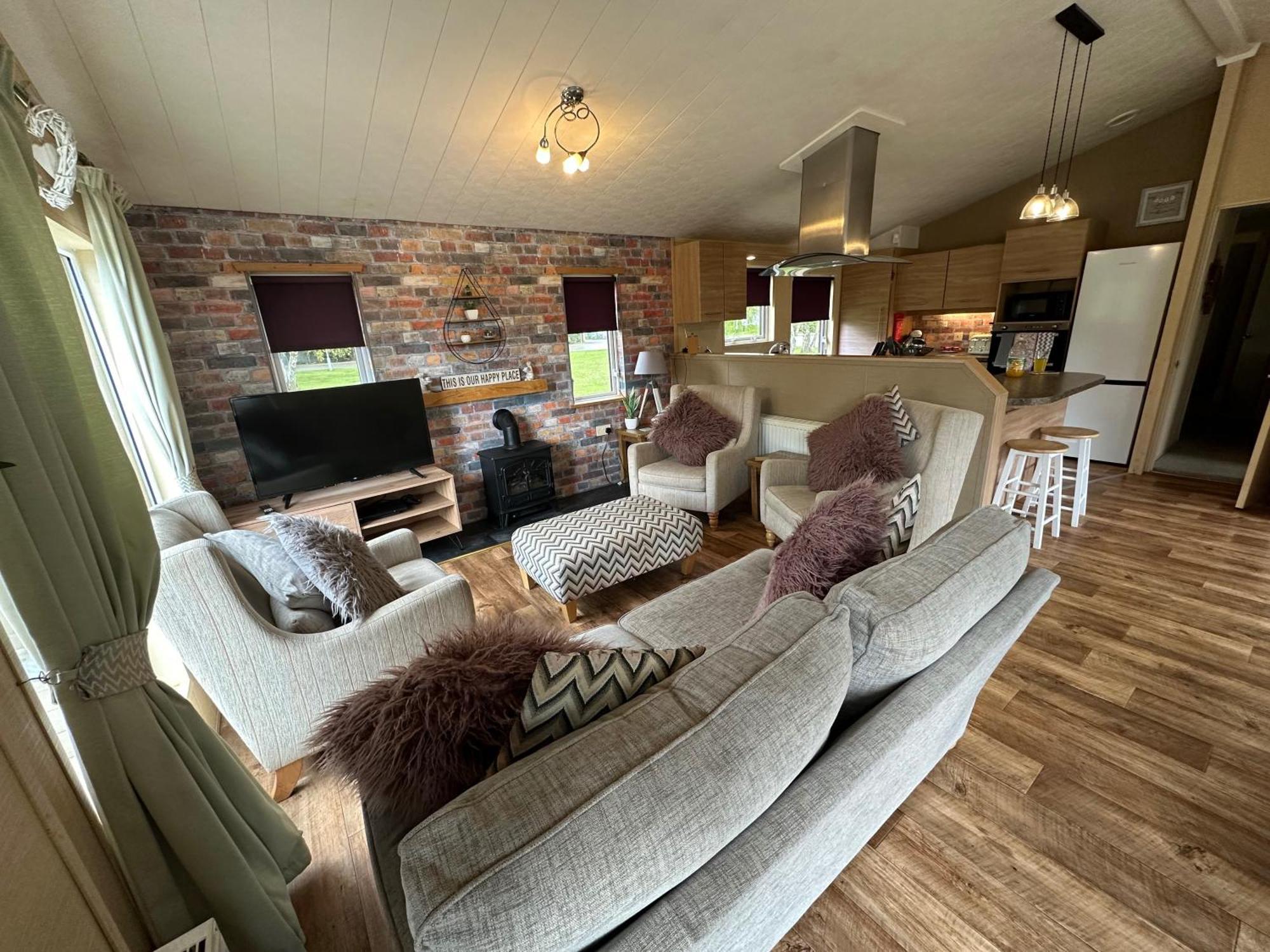 Luxury Lakeside Lodge L1 With Hot Tub Situated At Tattershall Lakes Country Park 外观 照片