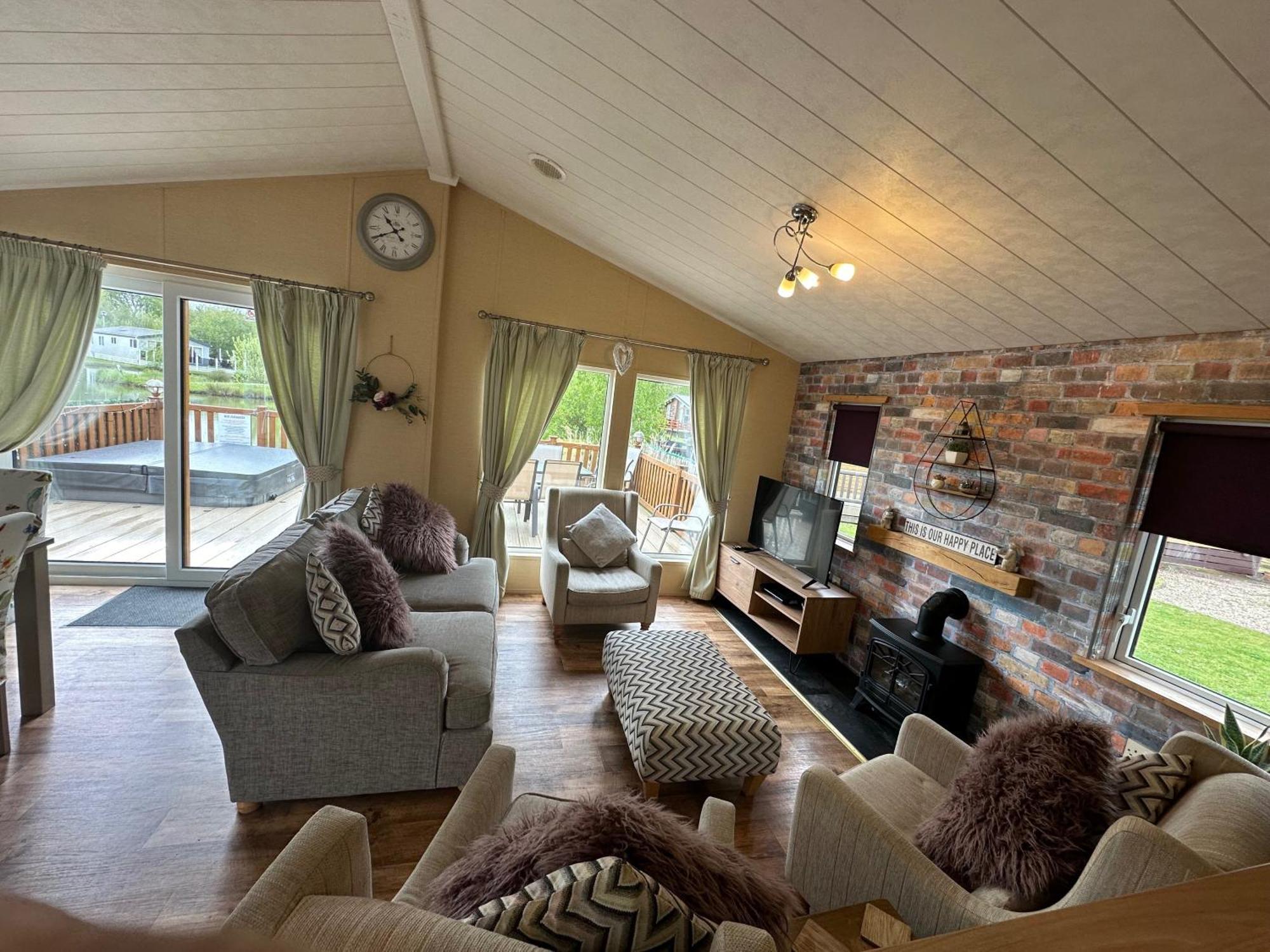 Luxury Lakeside Lodge L1 With Hot Tub Situated At Tattershall Lakes Country Park 外观 照片